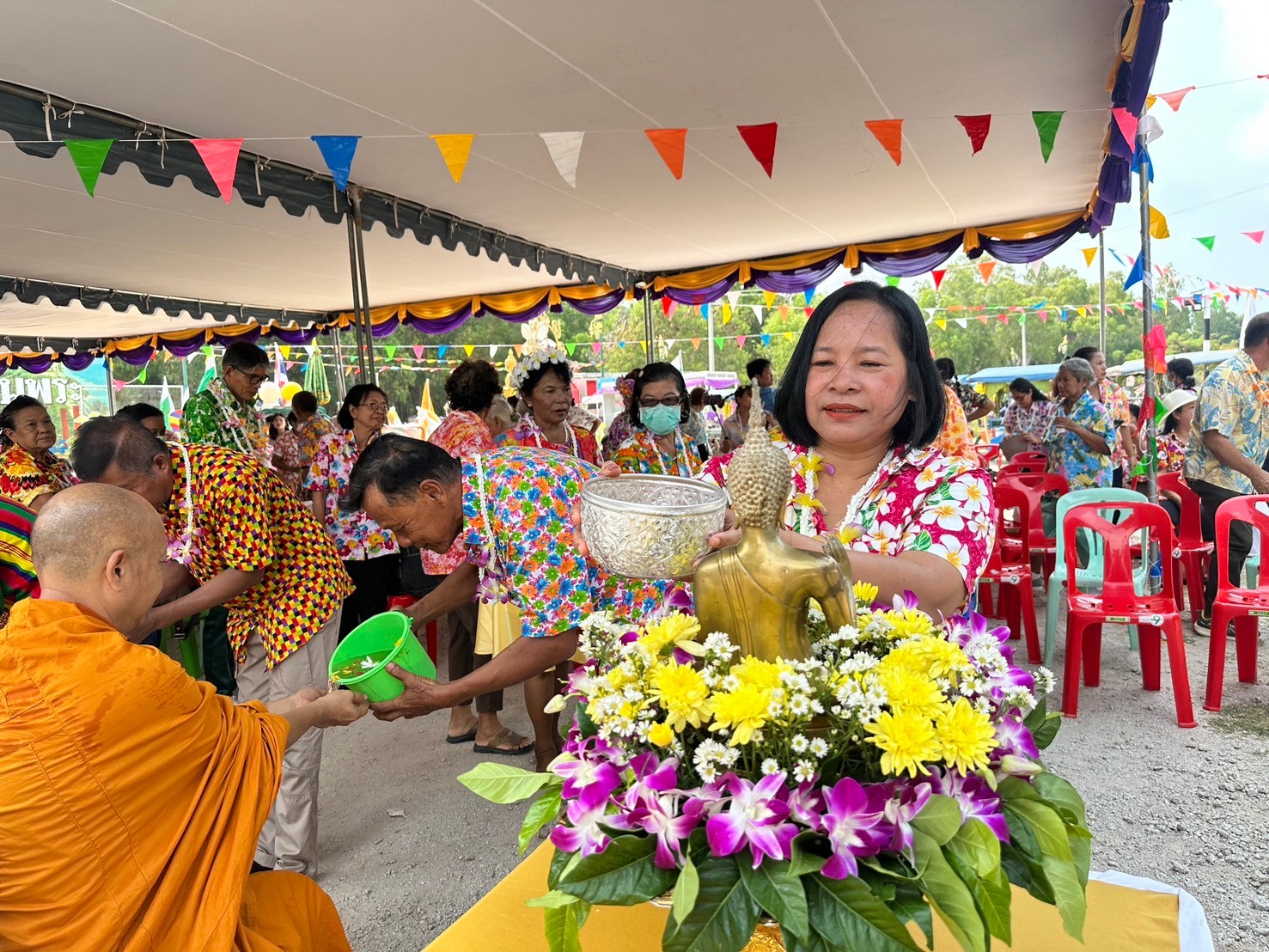 ร่วมงานสงกรานต์และวันผู้สูงอายุประจำปี 2567 เทศบาลตำบลเนินพระ 