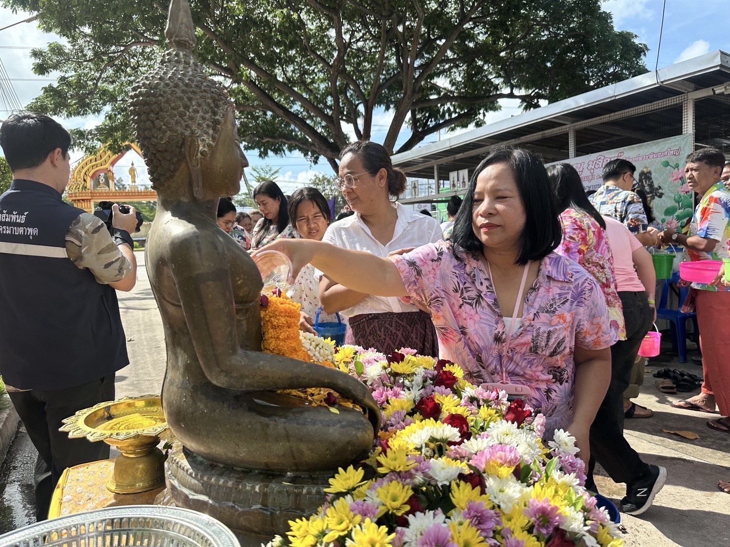 กนอ.พื้นที่มาบตาพุดคอมเพล็กซ์ ร่วมสืบสานประเพณีไทย สรงน้ำพระ–รดน้ำขอพรผู้สูงอายุในชุมชน ประจำปี 2568 ณ วัดหนองแฟบ