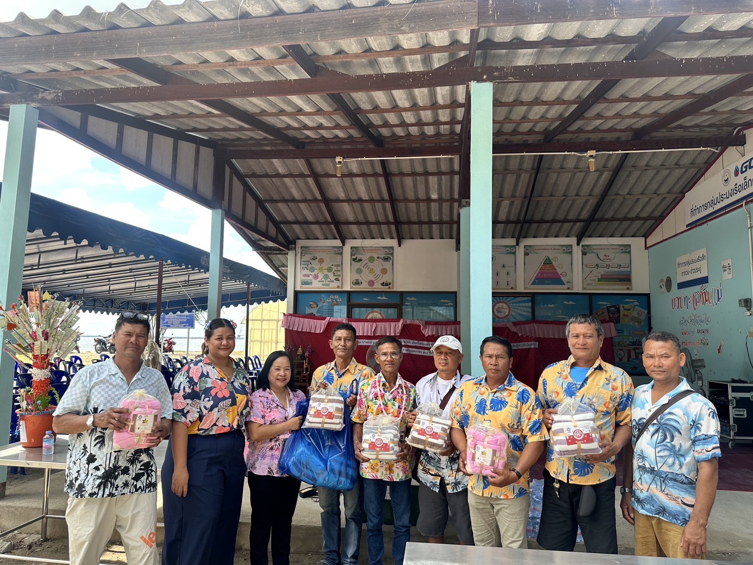 สทร. ร่วมสืบสานประเพณีไทย สรงน้ำพระ–รดน้ำขอพรผู้สูงอายุในชุมชน ประจำปี 2568 ณ วิสาหกิจชุมชนประมงเรือเล็กพื้นบ้านตากวน - อ่าวประดู่
