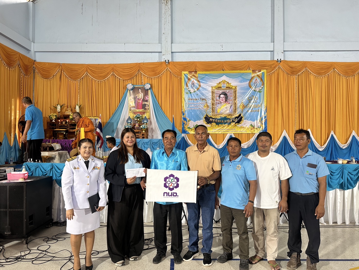 ร่วมมอบงบประมาณสนับสนุนโครงการศึกษาดูงานเพื่อพัฒนาศักยภาพของผู้ที่เกี่ยวข้องกับกองทุนชุมชนตากวน-อ่าวประดู่