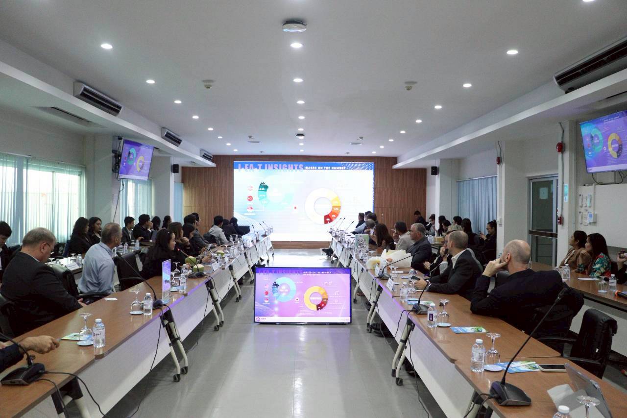 LINE ALBUM 20112025 251120 50 0