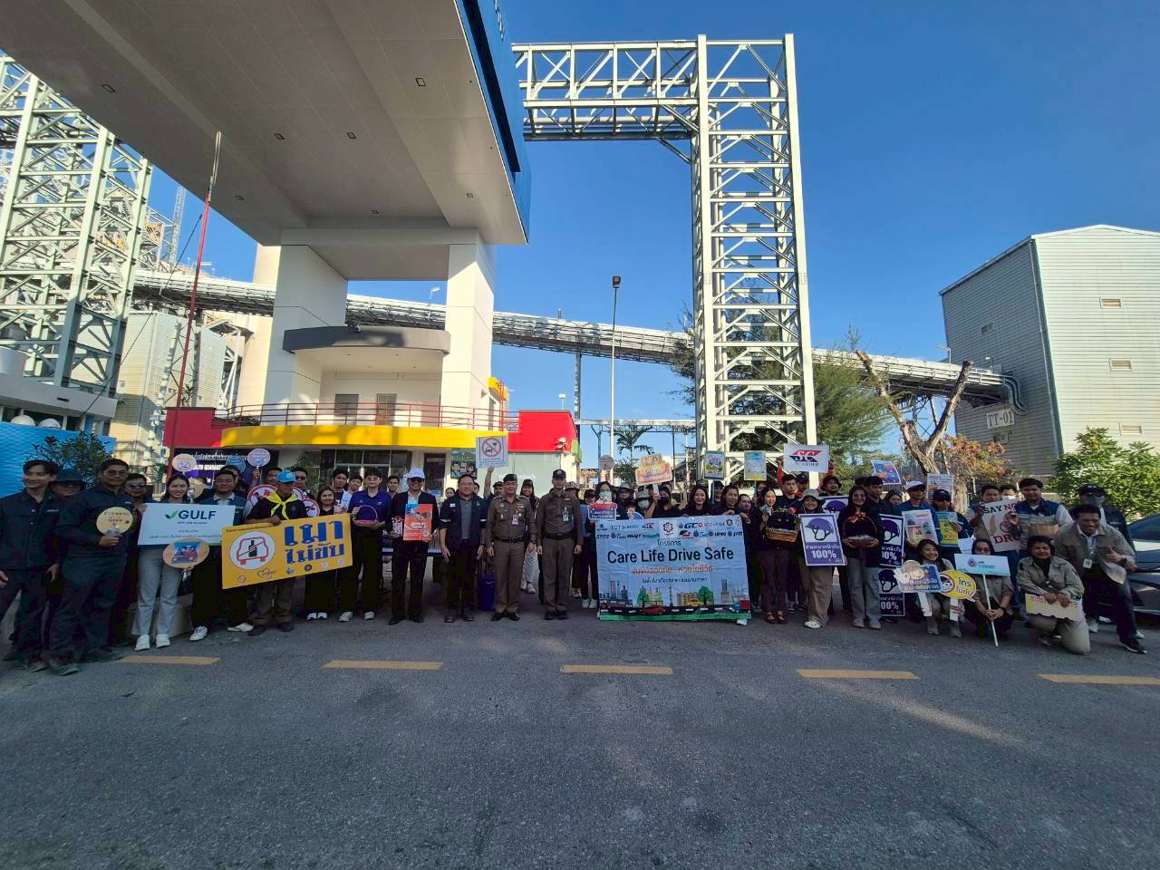 สทร.ร่วมกับ เจ้าหน้าที่ตำรวจ สภ.มาบตาพุด  ผู้ประกอบการในพื้นที่ท่าเรือฯ จัดกิจกรรมโครงการ "Care Life Drive Safe" ขับขี่ปลอดภัย ห่วงใยชีวิต