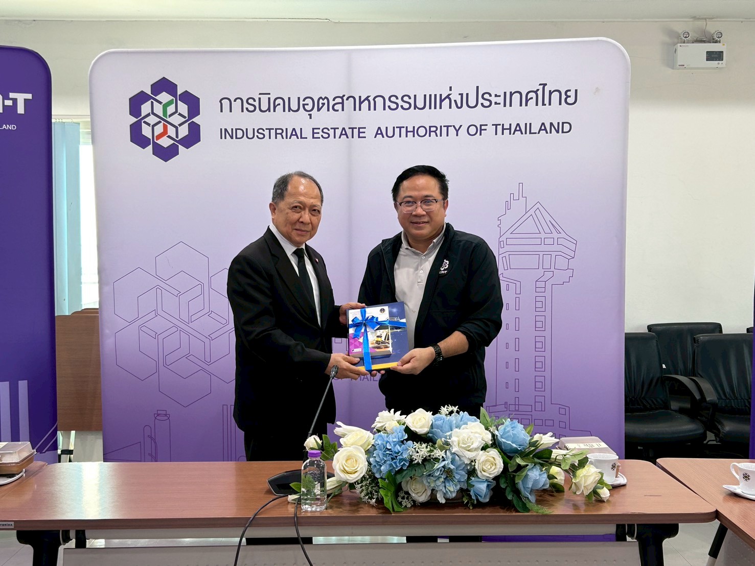 LINE ALBUM 27369 260327 34