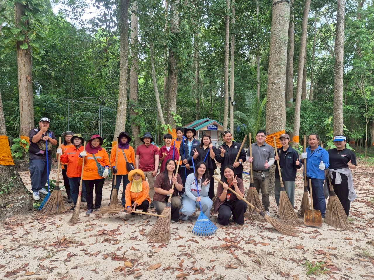 สทร.นำจิตอาสา ร่วมกิจกรรมปรับปรุงภูมิทัศน์ ทำความสะอาดป่าชุมชนเนินพระ