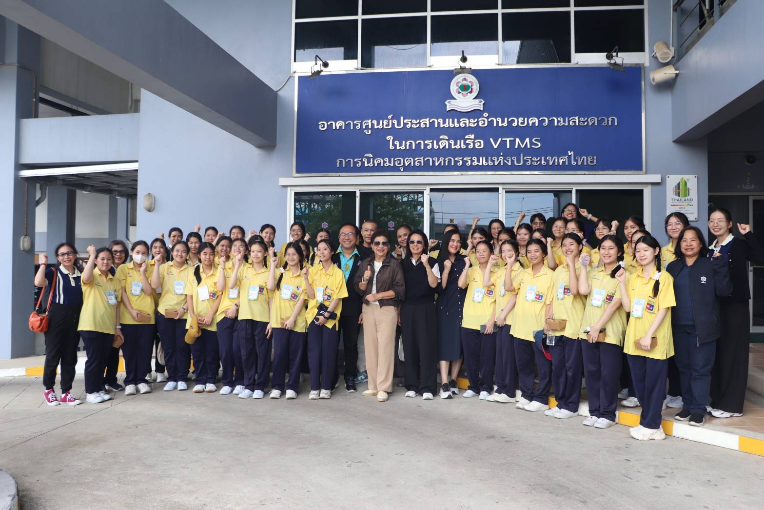 ให้การต้อนรับ​ คุณอัญชลี ชว​นิชย์​ อดีตผู้ว่าการ​กนอ.​ คณะผู้บริหารมูลนิธิเพื่อการอนุรักษ์-ฟื้นฟูปะการังและชายหาด